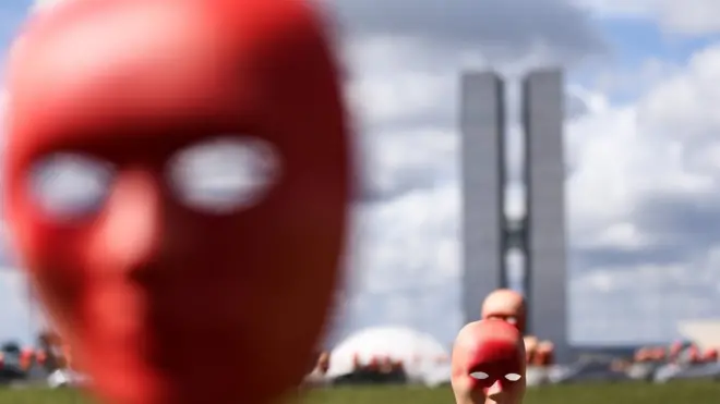 ONG Rio de Paz faz ato de protesto no gramado do Congresso Nacional com máscaras representando parlamentares envolvidos em casos de corrupção