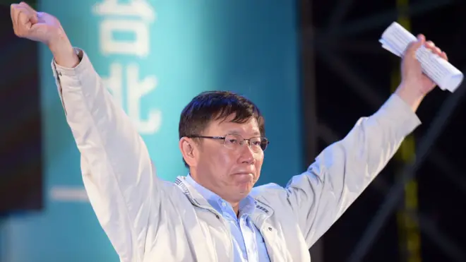 Newly-elected independent Taipei Mayor Ko Wen-je gestures after winning the mayor elections in Taipei on November 29, 2014.