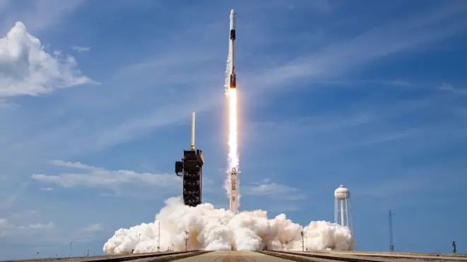 Falcon 9 parte levando a Crew Dragon em maio de 2020