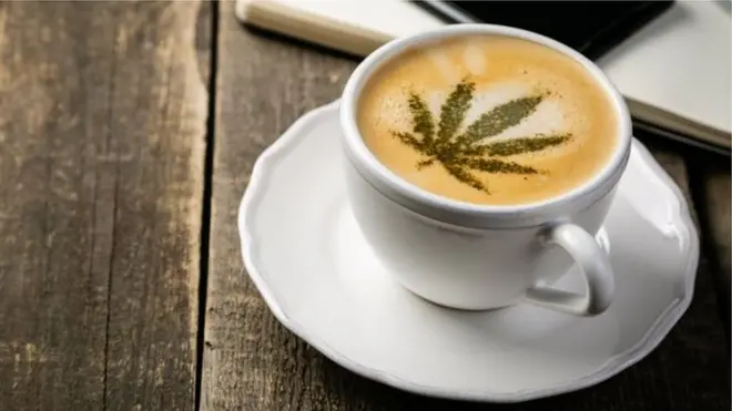 Café com símbolo de maconha na espuma