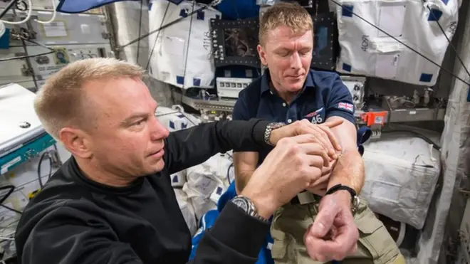 Astronauta britânico Tim Peake tirando amostra de sangue para ser estudado