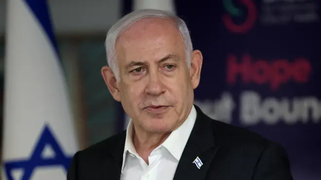 Benjamin Netanyahu olhando para o lado, com olhar sério
