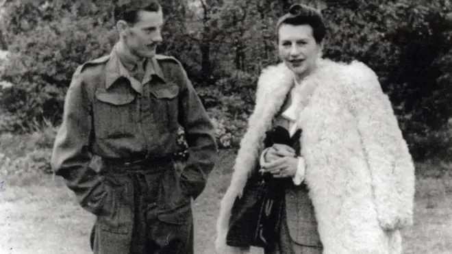 Fotografia em preto e branco mostra um homem e uma mulher de pele clara usando roupas dos anos 1940