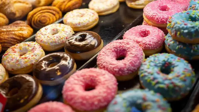 Donuts em balcão 