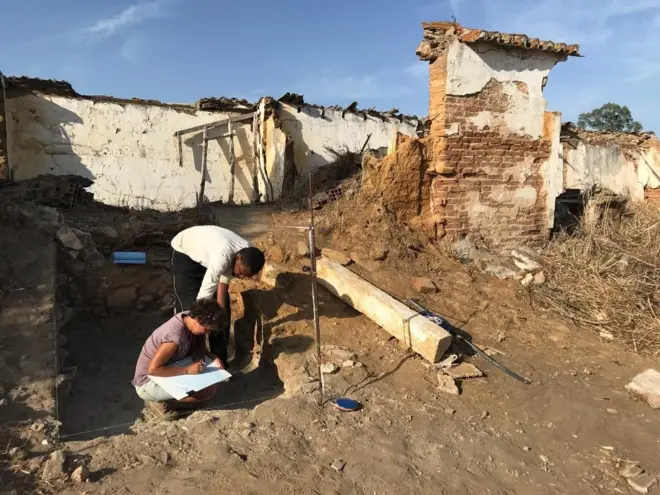 Trabalho de arqueólogos no Vale do Sado, realizado em agosto de 2023