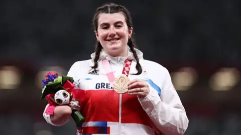 Hollie Arnold holding her bronze medal at the Paralympic Games in Tokyo in 2020 