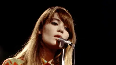 Francoise Hardy sings