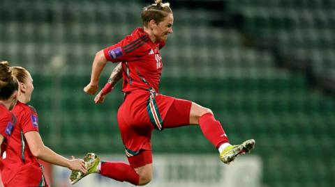 Jess Fishlock celebrates her goal against Ukraine