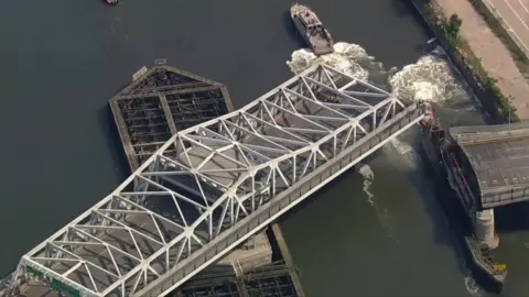 Third Avenue Bridge stuck in open position