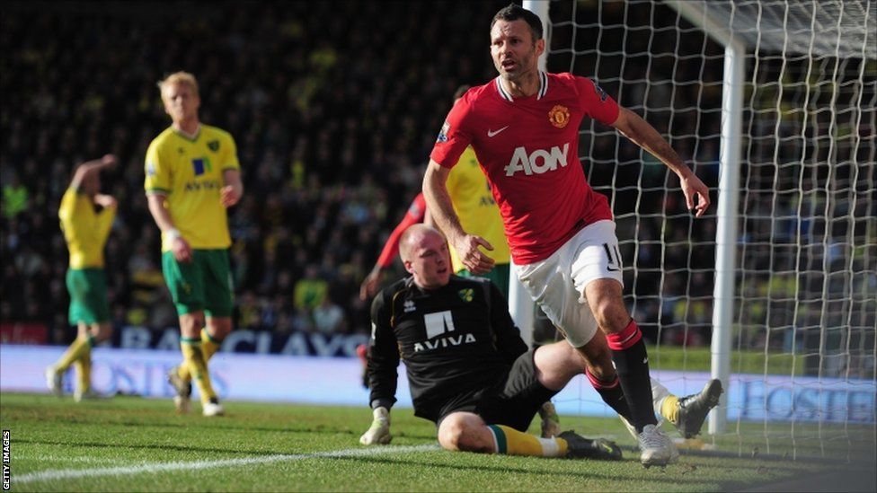 Ryan Giggs of Manchester United celebrates his last-minute goal against Norwich at Carrow Road