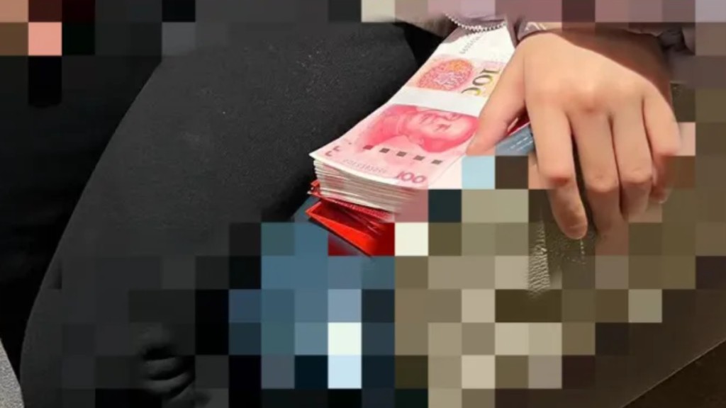劉女士當日貼出女兒身旁的百元大鈔。