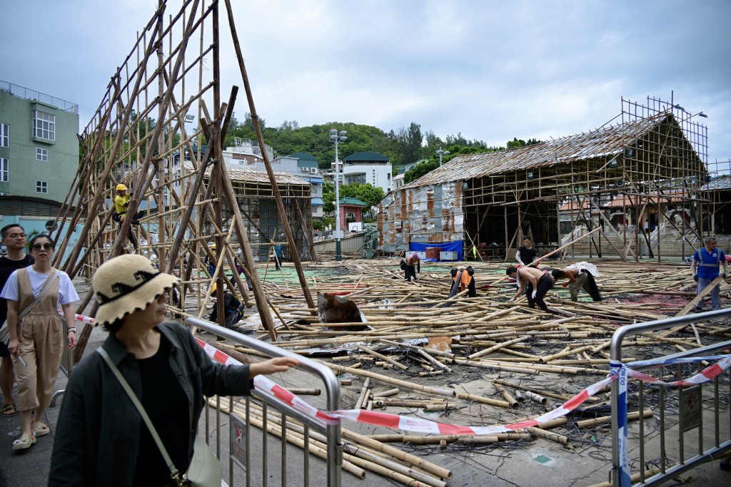 《星島頭條》記者現場所見，多名工人正在重新搭棚。蘇正謙攝