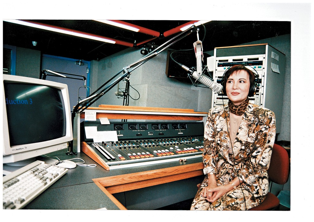 白韻琹80年代開始已開咪做DJ，最經典的是《盡訴心中情》。