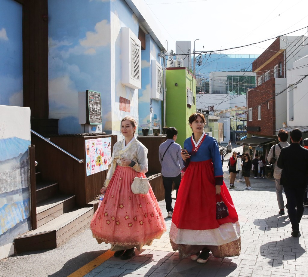 遊客在韓國釜山市的甘川文化村遊玩。
