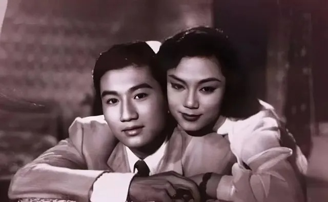  謝賢1955年20歲時，與同公司、剛入行的粵語片女星嘉玲拍拖。
