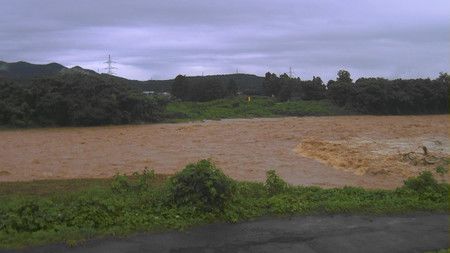 大雨湧進山形縣遊佐町日向川。山形縣圖片