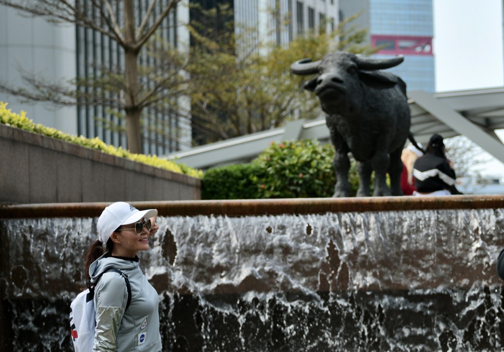 占巿场交易额约9成的经纪商及银行界，都支持「打风不停市」。