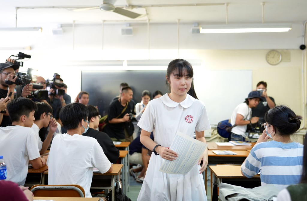 姚臻怡認為相比香港大學，中大的校園氣氛和醫學院的教學安排較適合自己。