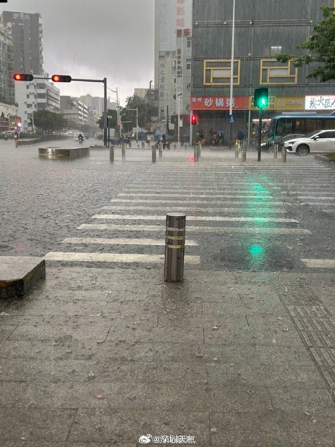 深圳多區迎來暴雨。