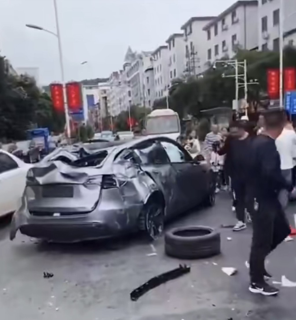 TESLA車身嚴重損毀。