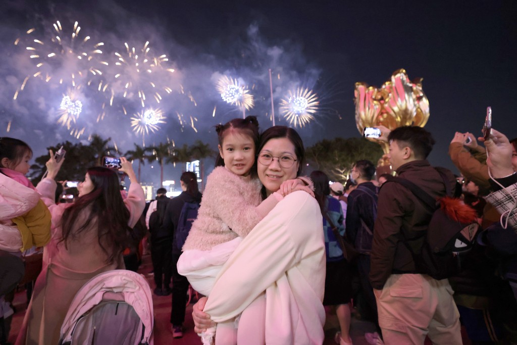 市民觀賞新年賀歲煙花。歐樂年攝