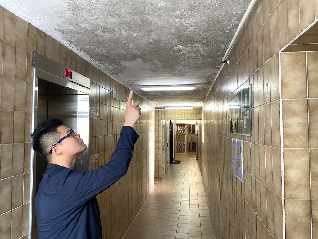 屯門區議員崔景恒視察兆禧苑D座18樓走廊，認為天花情況不理想。