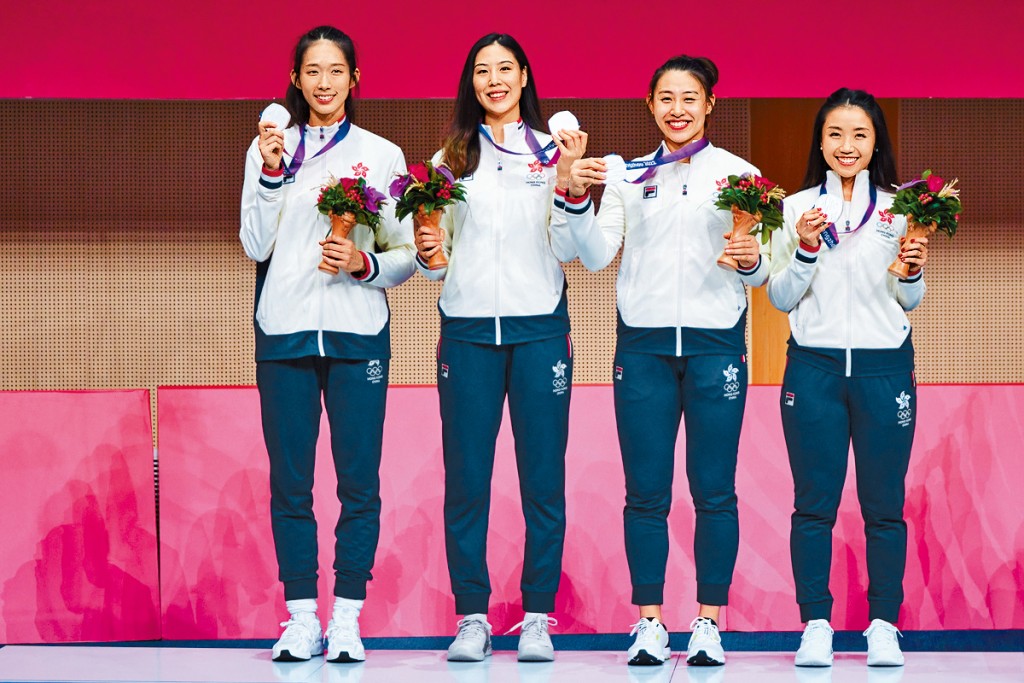 2023杭州亞運會，香港隊在劍擊女子重劍團體賽獲得銀牌。資料圖片