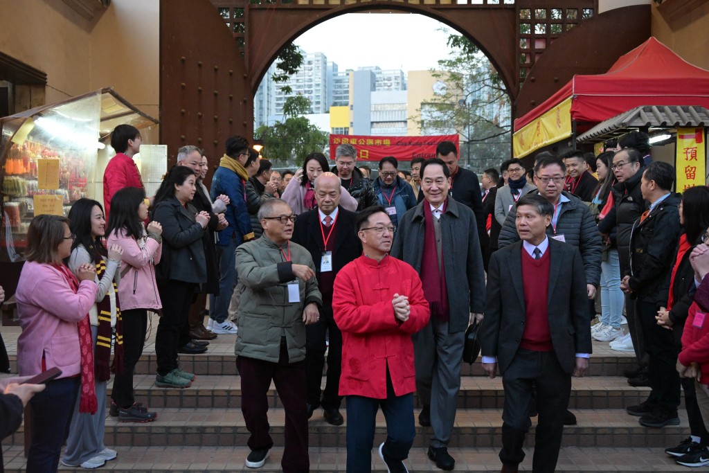 劉業強大年初二大清早到車公廟為香港求籤。（蘇正謙攝）