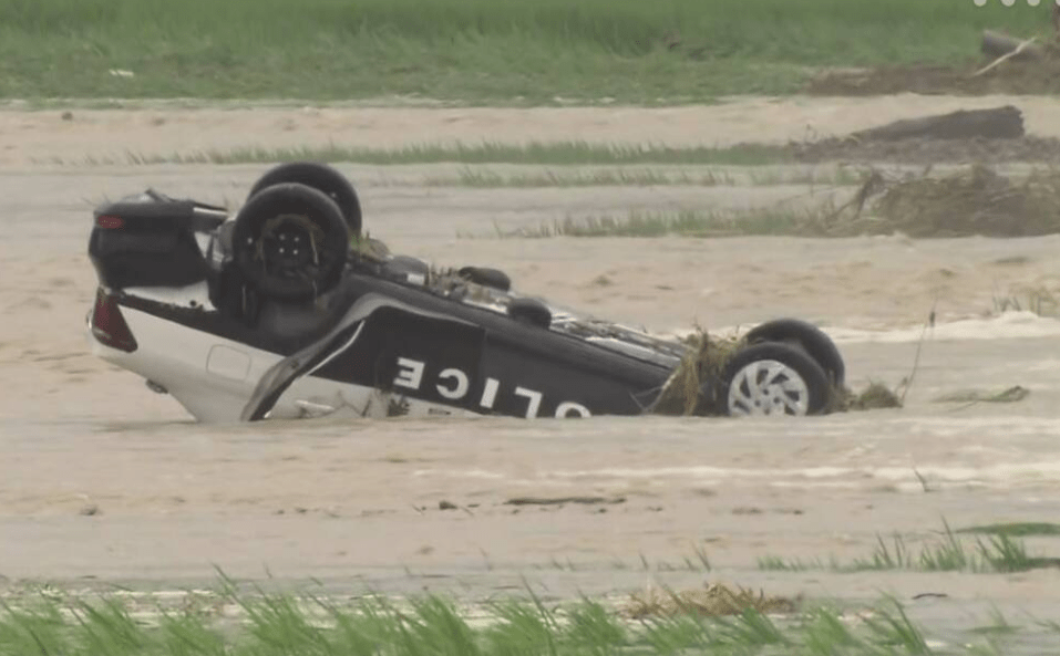 山形縣有2名警員駕駛警車執行救援途中遭洪水沖走。網上圖片