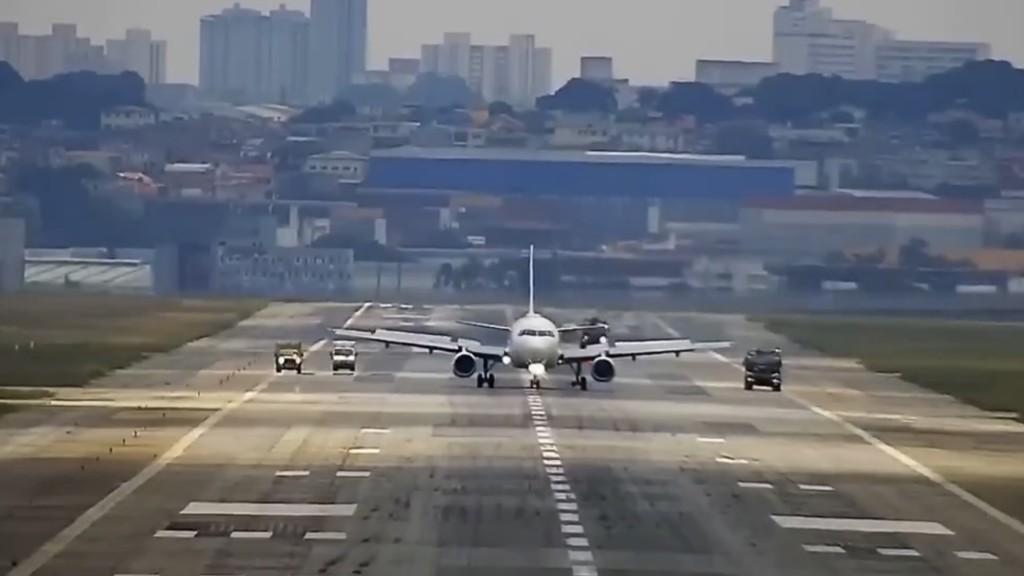 4、5架車在跑道上緊隨飛機。 X