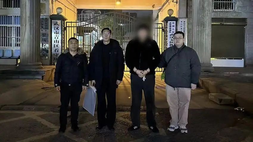 警方拘捕搶劫電騙集團的男子。