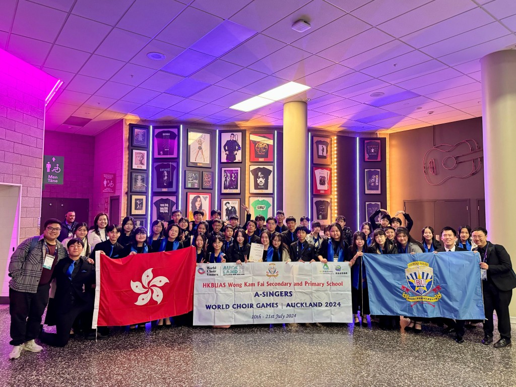 其中沙田的直資中學香港浸會大學附屬學校王錦輝中小學（下稱浸大附屬學校）的表演隊伍，首次亮相國際舞台便奪走金獎。