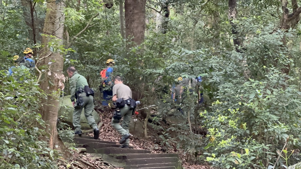 搜救人員登山搜索失蹤男子潘松龍。