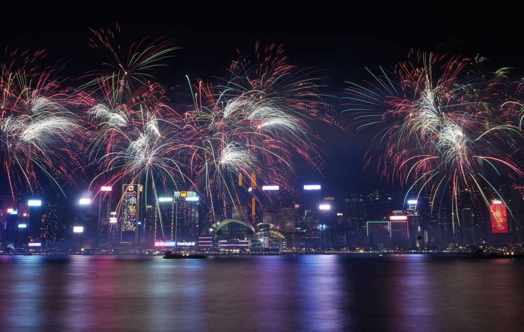 賀歲煙花在維港上空綻放。劉駿軒攝