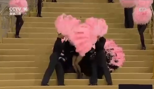 舞蹈員以粉紅色巨型羽毛和毛球營造各種舞台效果，令Lady Gaga展現一貫天后迷人魅力。
