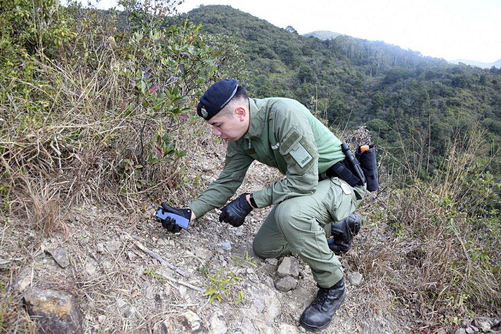 警方可憑HKSOS程式快速搜索失蹤者。楊偉亨攝 