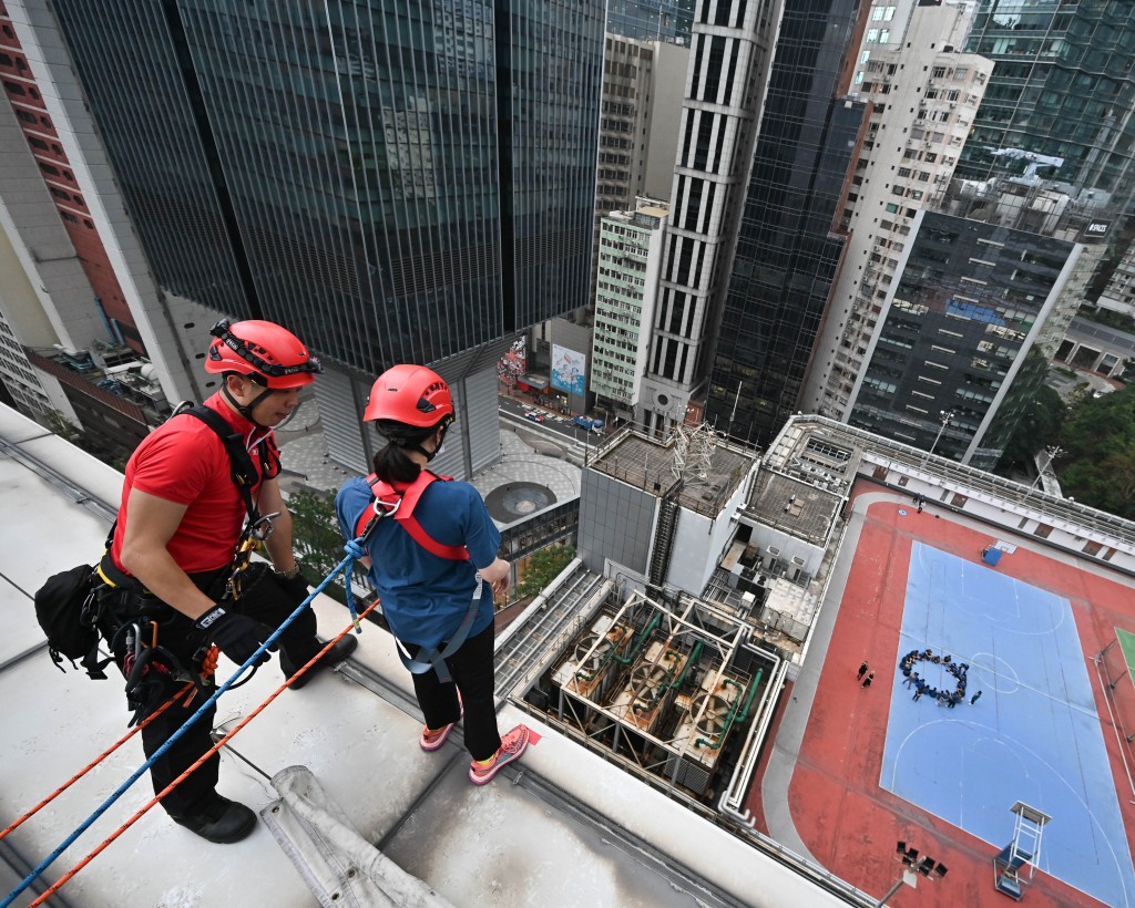 學員今早參與戶外訓練課程，由警察高空工作隊隊員陪同，體驗在高空環境工作。警方圖片