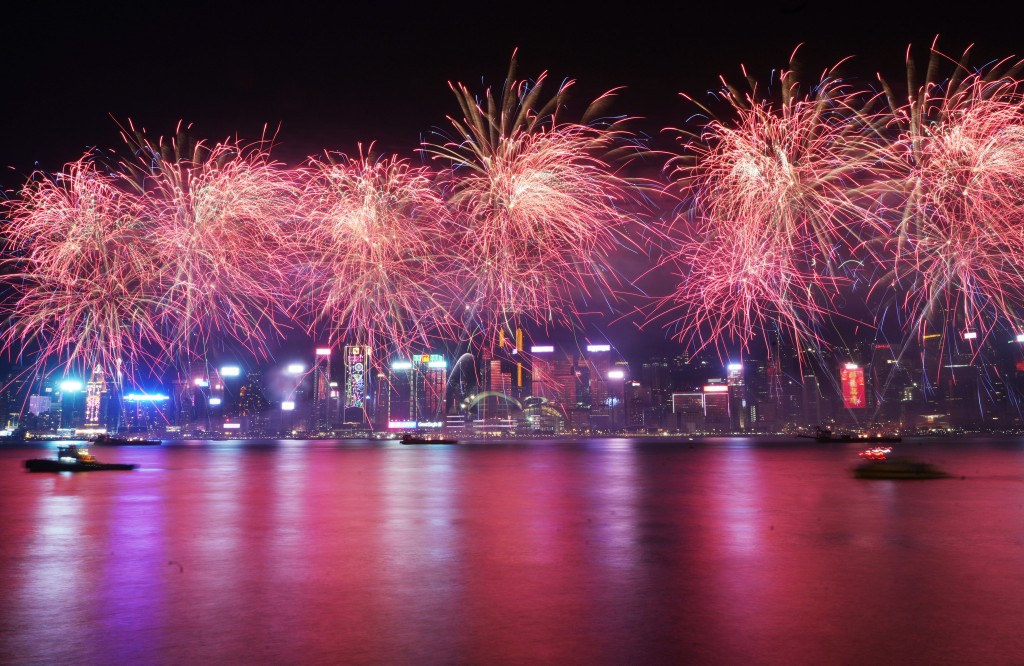 賀歲煙花在維港上空綻放。劉駿軒攝