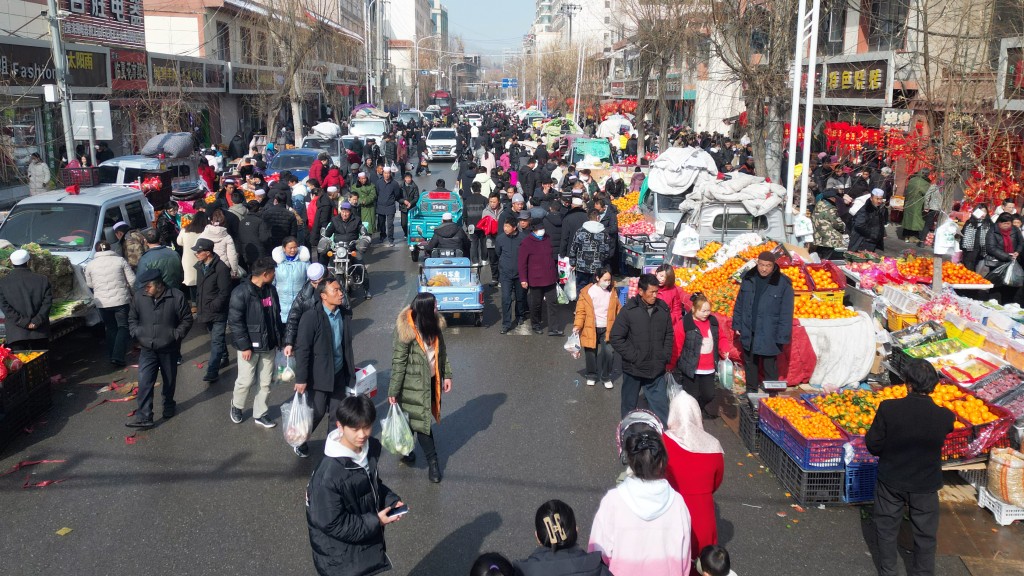 天氣回暖，民眾外出增多。圖為甘肅一處農貿市場。　中新社