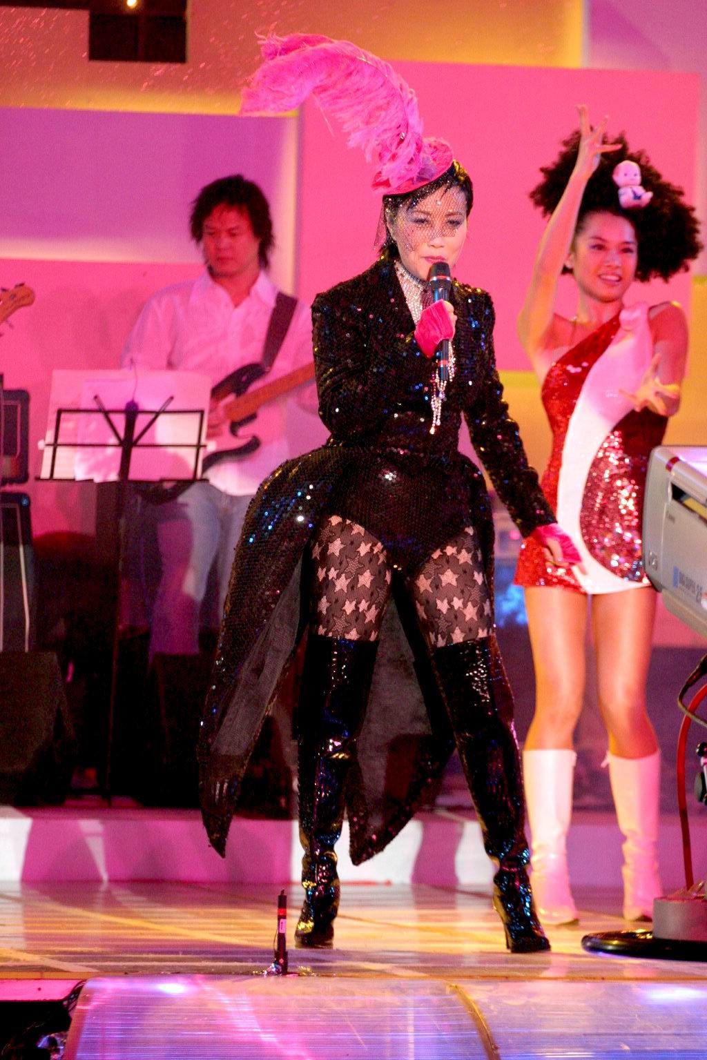 這次表演，卻讓人聯想起另一「迷人Pink Lady」，阿姐汪明荃30年前的台慶表演。