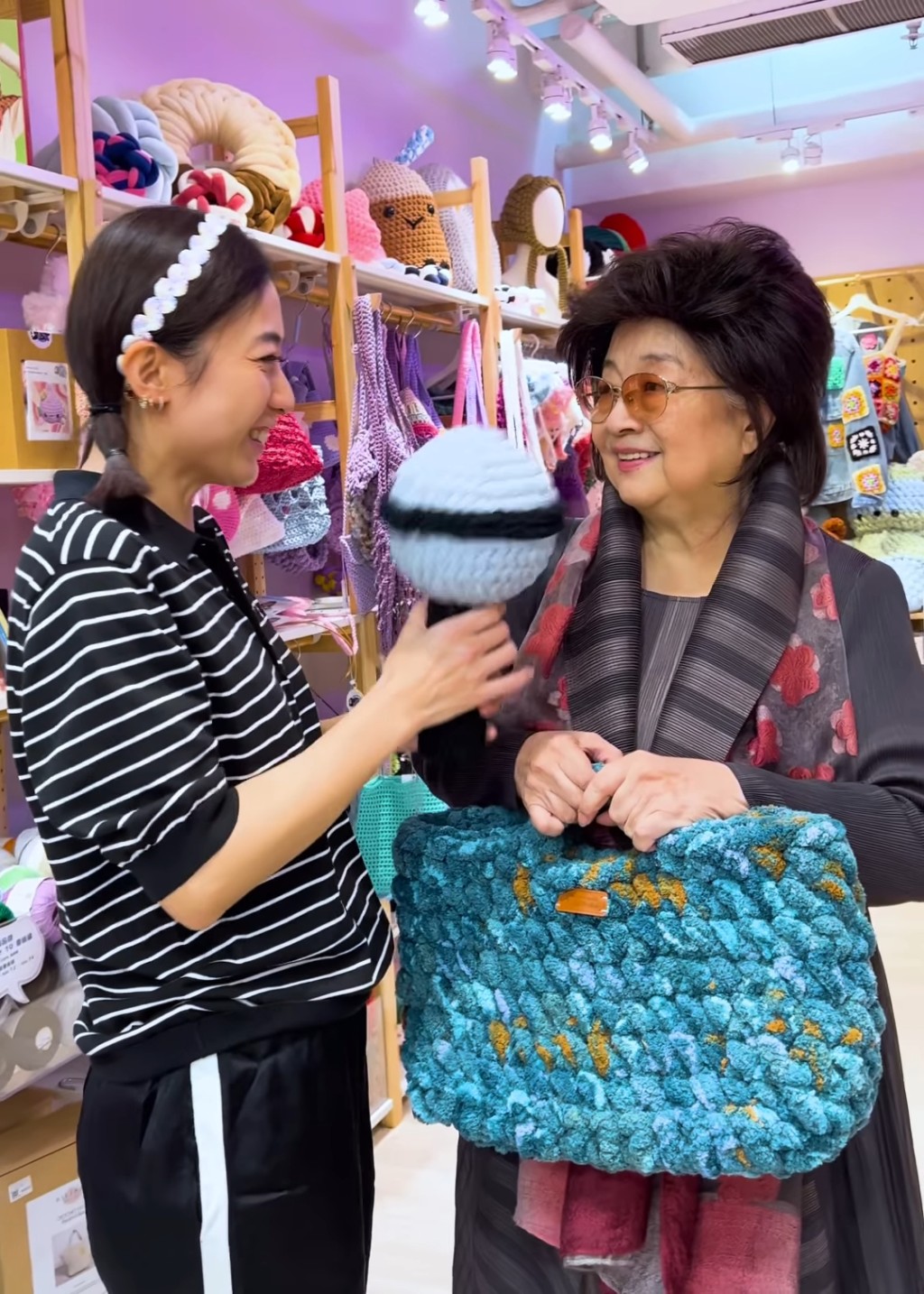 甘比日前在其開設鈎織專門店的IG分享新片，見到久未現身的徐小鳳。