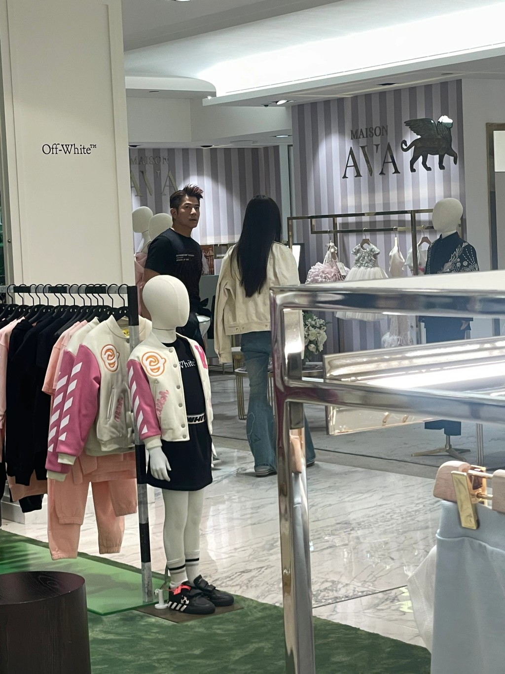郭富城与方媛最近被网民拍到身在英国伦敦一家百货公司，而方媛所查看的童装是美国名牌，价值不菲。