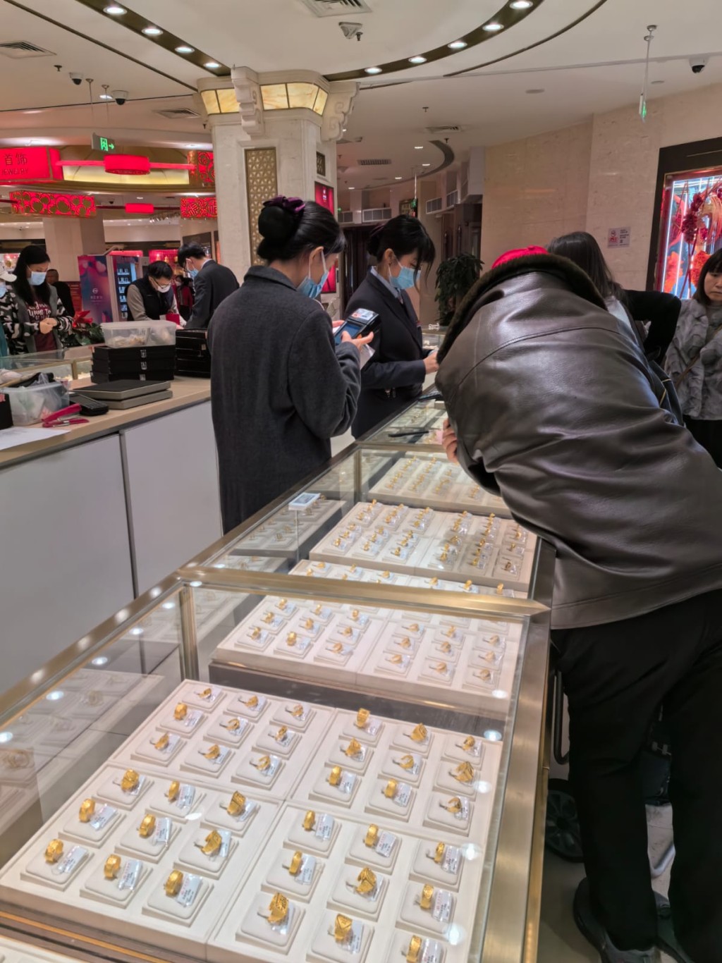 在北京最大金店菜百首飾總店，不少顧客在挑選飾品。張言天攝