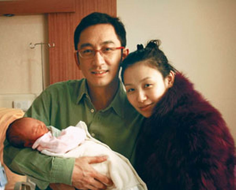 吳啟華與前妻石洋子在2008年12月誕下囡囡吳熙兒。