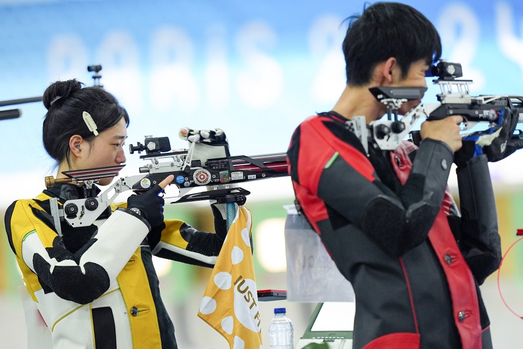 黃雨婷(左)、盛李豪(右)入混合團體10米氣步槍金牌戰。新華社