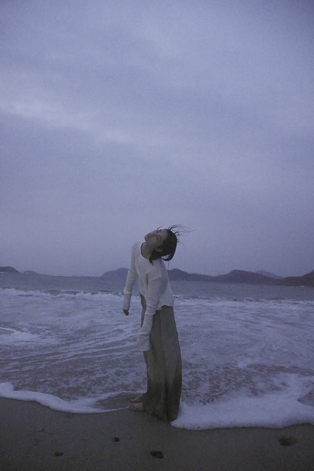 Sophy濕身演出《我們的鬼魂》MV。