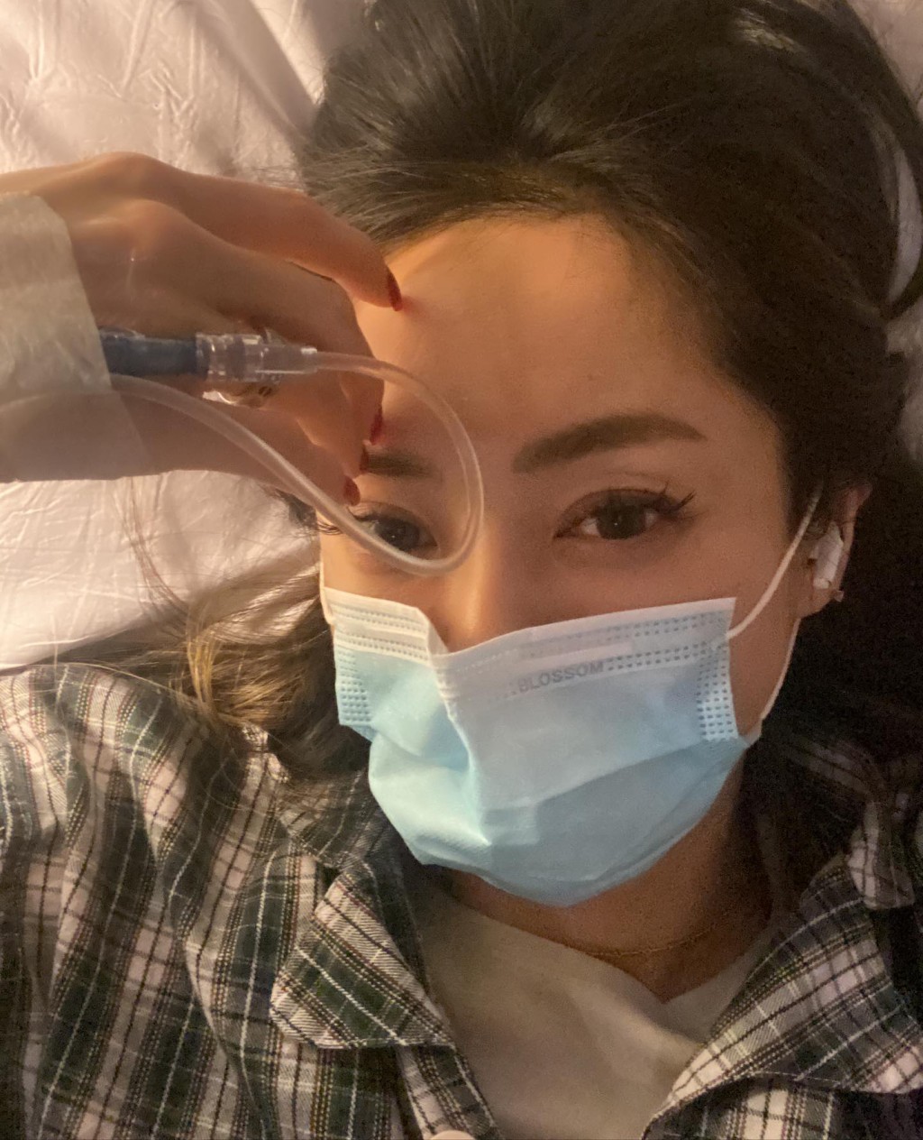 松岡李那昨晚（11日）在IG上載多張照片，其中包括醫院內拍攝的躺病床照。