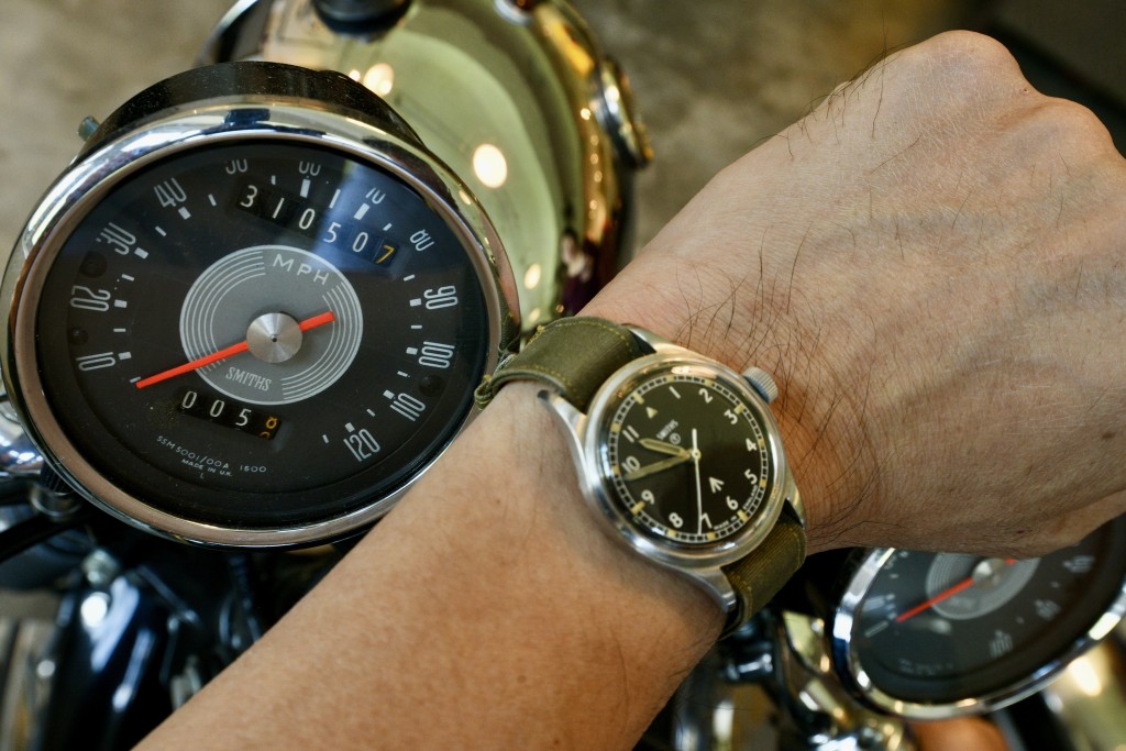 早年玩車的Carson，擁有現已停產的英國牌SMITHS電單車相同牌子腕錶。