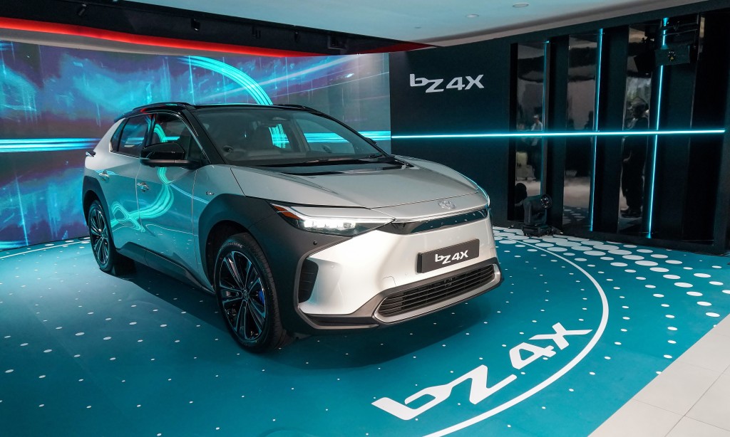 隨着品牌首款電動車bZ4X陸續到港交付，應有助豐田爭取佳績。