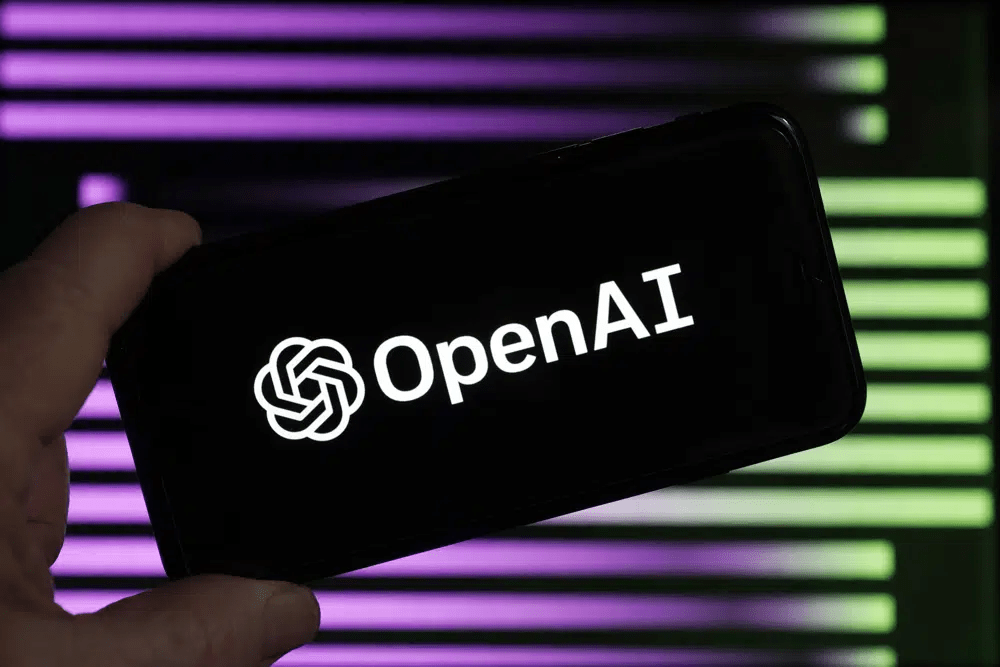 馬斯克2015年與投資者共同創辦OpenAI，但在2018年離開了董事會。AP